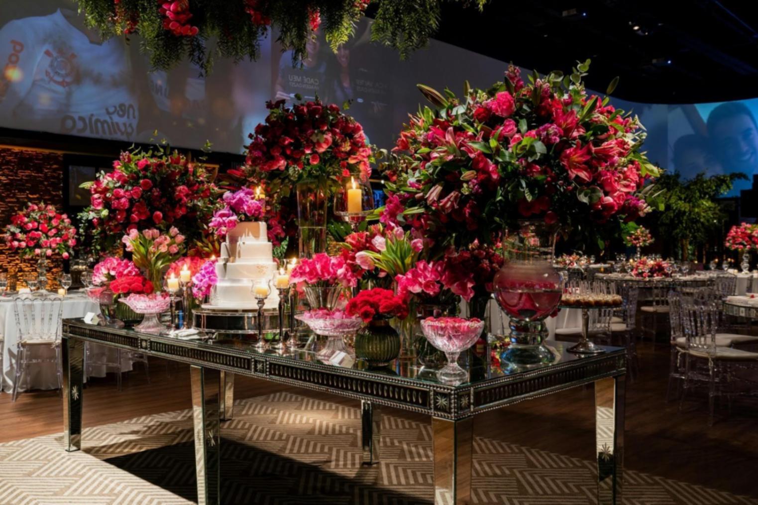 Özenle hazırlanmış taze çiçek aranjmanı